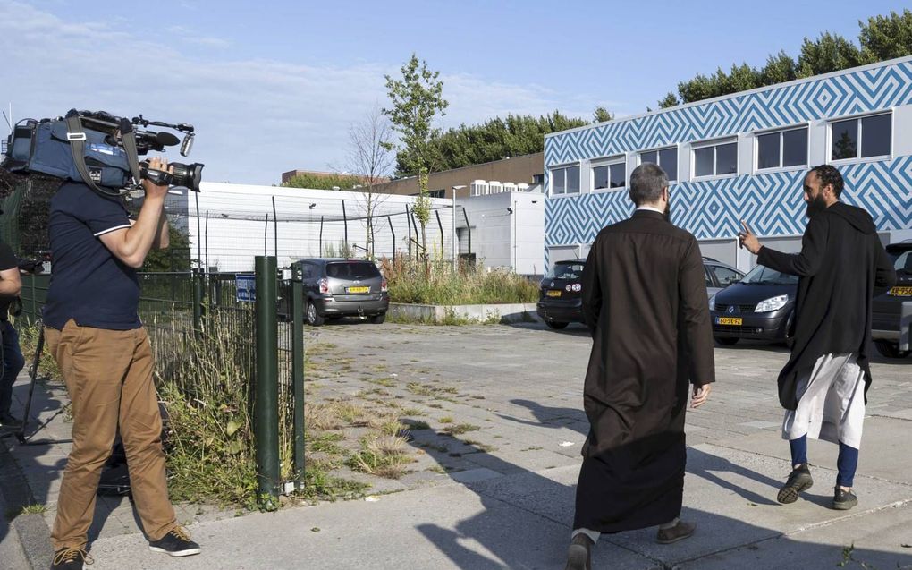 Bij het Cornelius Haga Lyceum in Amsterdam kwamen vaders van leerlingen donderdagavond naar een spoedvergadering over de perikelen rond de islamitische school, waarvan het bestuur weigert op te stappen. beeld ANP, Evert Elzinga