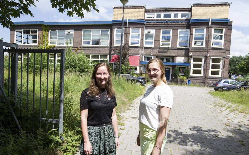 Wagenaar (l.) en Quaak voor het oude Minkemacollege in Woerden.  beeld RD, Anton Dommerholt