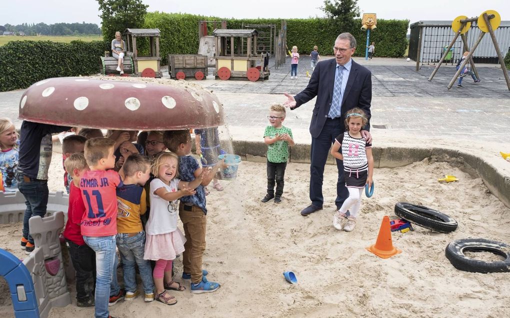 Hans Jansen werkt veertig jaar in het onderwijs. Momenteel is hij directeur van de School met de Bijbel in Emst. „Laten we onze schouders zetten onder het protestants-christelijk onderwijs.” beeld Sjaak Verboom