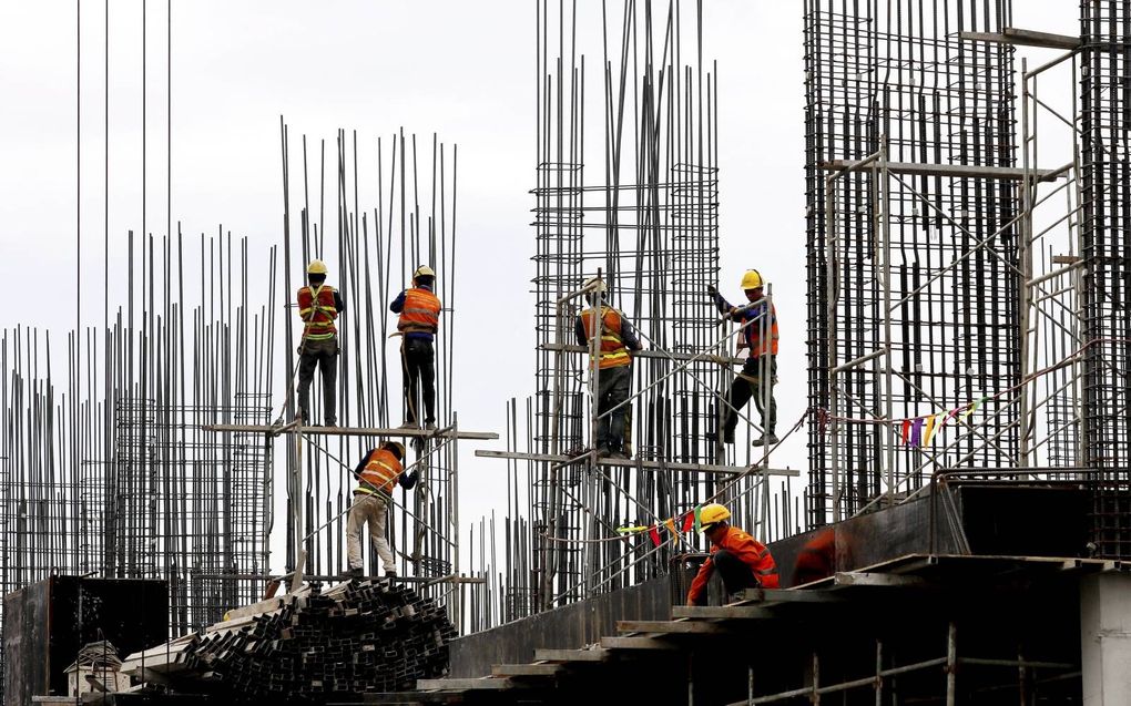 Vietnamezen aan het werk op een bouwplaats in de Vietnamese hoofdstad Hanoi. De economie van Vietnam groeit volgens Nobelprijswinnaar Joseph Stiglitz mede door het anti-Chinese beleid van de Amerikaanse president.  beeld EPA, Minh Hoang