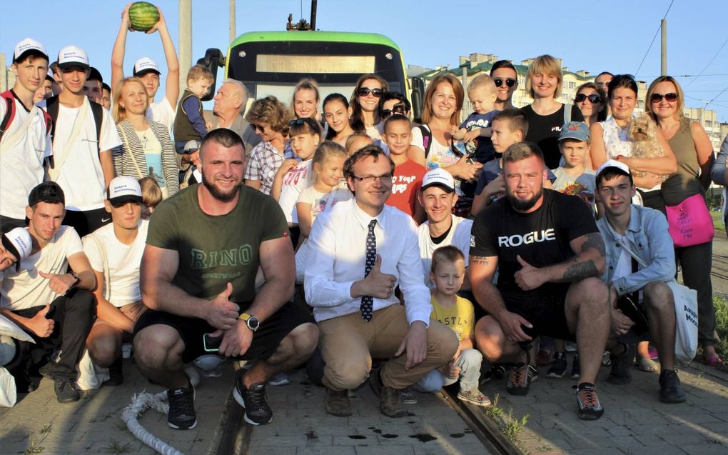 Viceburgemeester Andrij Moskalenko van de West-Oekraïense stad Lviv (midden op de voorgrond) na afloop van een campagneactie in een buitenwijk van de stad. beeld Floris Akkerman