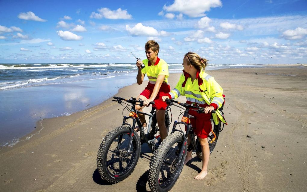 De reddingsbrigade staat op scherp. Op het strand, bij binnenwateren, in het zwembad. Het aantal verdrinkingen is vorig jaar sterk gestegen. beeld ANP, Jerry Lampen