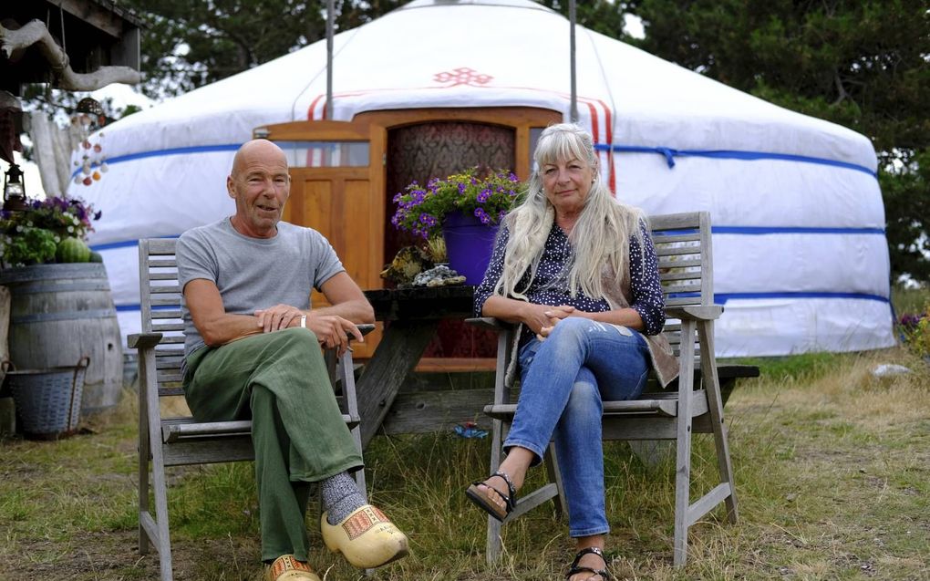 Piet en Ina Laan wonen het grootste deel van het jaar in hun joert, een ronde tent.  beeld Jorian Ploegman