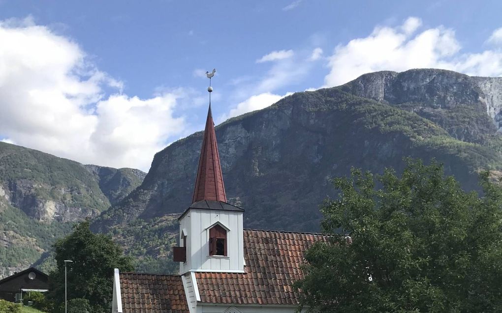 Ds. A. A. F. van de Weg: „Mogelijk levert het bezoeken van een lokale kerk in het buitenland in gezinnen mooie gesprekken op. Het kan ook de ogen ervoor openen hoe bevoorrecht we in Nederland zijn.” Foto: de kleinste nog in gebruik zijnde staafkerk van No