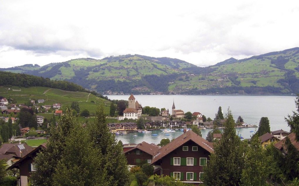 Een halve eeuw geleden werden er voor het eerst Nederlandstalige diensten georganiseerd in samenspraak met de kerkenraad van een kerk in het Zwitserse plaatsje Spiez (foto). beeld RD