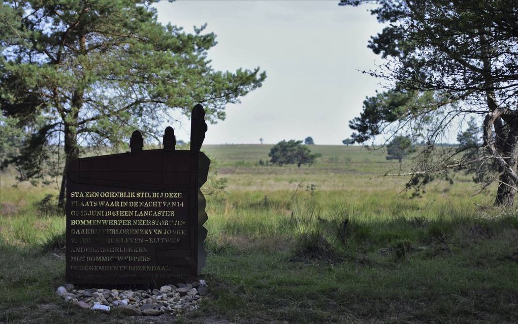 Langs het pad van de excursie staat een monument ter nagedachtenis van de bemanning van een neergehaalde bommenwerper. beeld Theo Haerkens