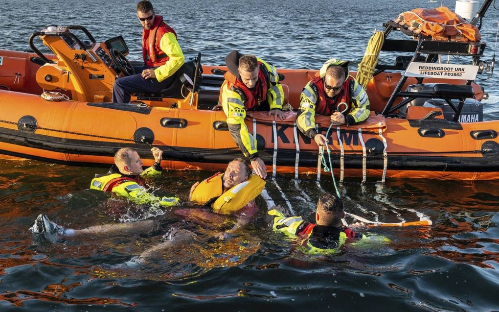 De KNRM Urk vist een drenkeling uit het water. beeld Ruud Poeg