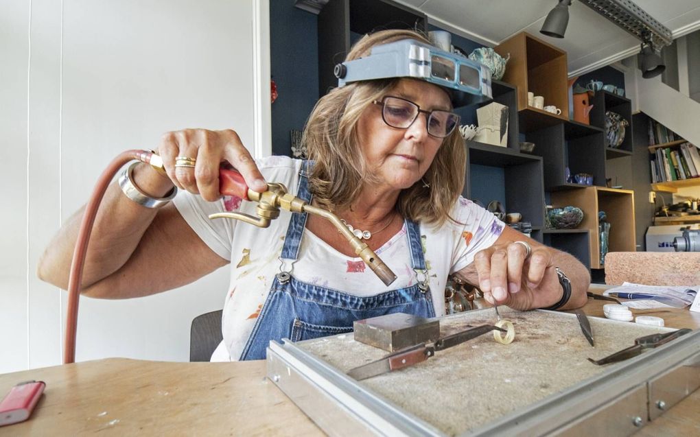 In haar edelsmidatelier voor in de winkel bewerkt Geartsje Dupon een gouden sieraad. beeld Jan Spoelstra