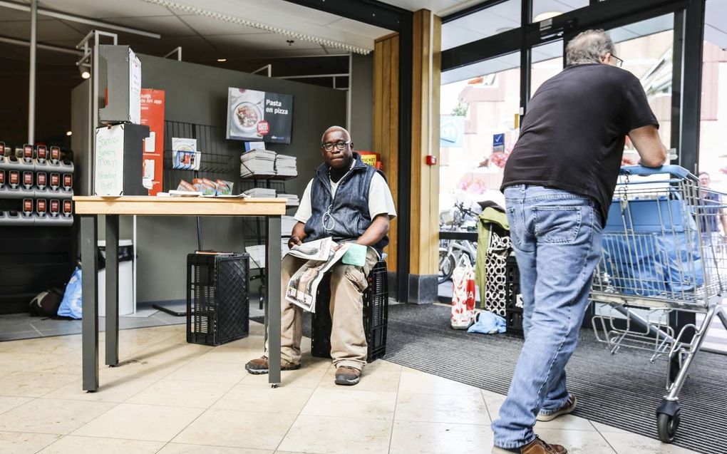 Samuel Oluwatobi Shodipe op zijn vaste plekje in Leiden. Na achttien jaar in Nederland moet hij mogelijk terug naar Nigeria. beeld Maarten Boersema