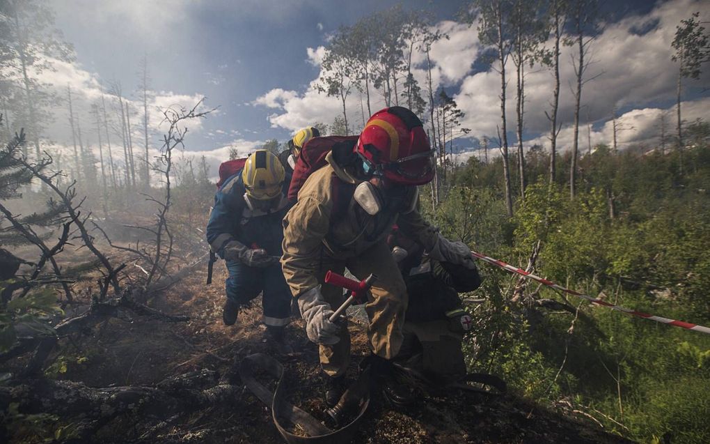 Russische brandweermannen bezig met bluswerkzaamheden. beeld greenpeace.ru