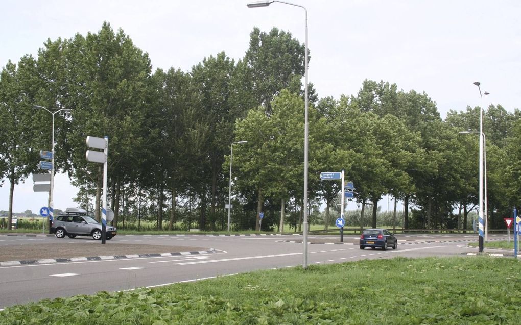 Gevaarlijke kruisingen worden voorzien van rotondes. Daarbij wordt rekening gehouden met het aantal ongevallen op een locatie. Zo komt er op dit kruispunt bij Noordeloos een nieuwe rotonde. beeld André Bijl