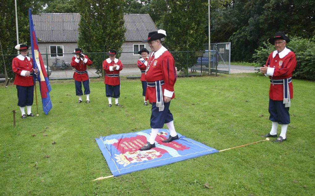 Middeleeuwse tenues, het vaandel en het gildelied spelen een prominente rol bij het enige schuttersgilde van Vijfheerenlanden. beeld André Bijl