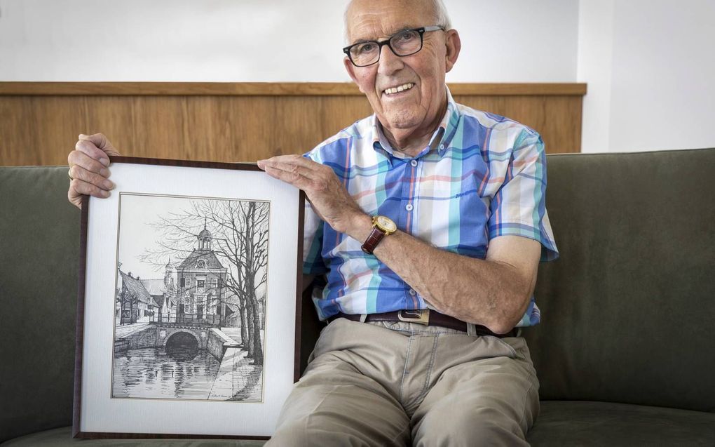 Gerrit Bos met een van zijn pentekeningen. Beeld RD, Henk Visscher