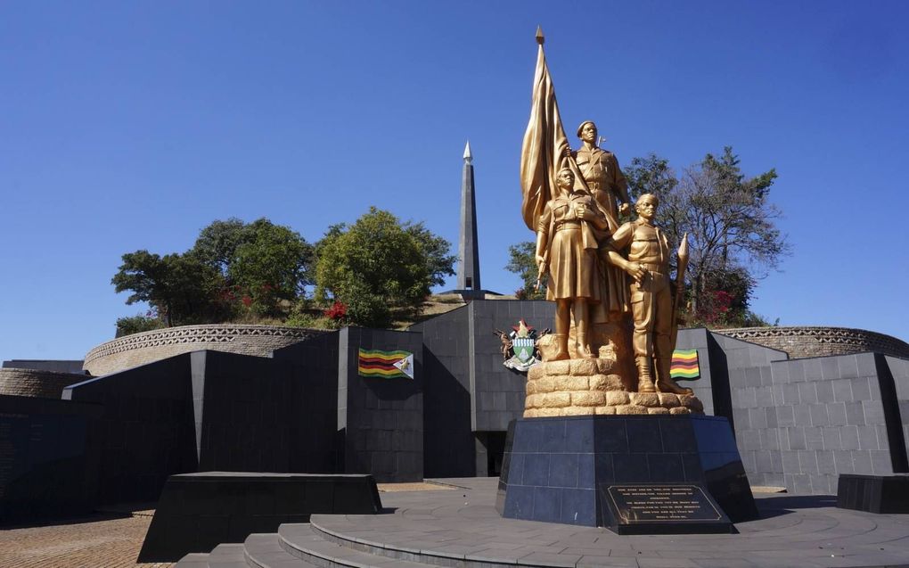 Beeld voor de onbekende soldaat, onderdeel van het heldenmonument voor gesneuvelde militairen buiten de Zimbabwaanse hoofdstad Harare. beeld Tycho van der Hoog
