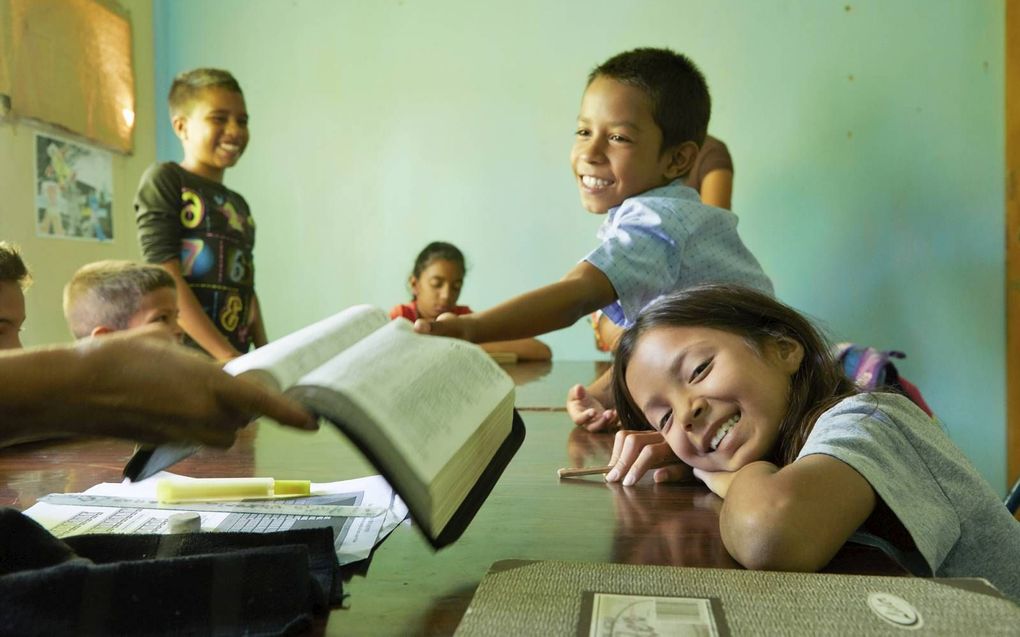 Bijbelclub voor kinderen in de gereformeerde kerk van Maracay. beeld Jaco Klamer