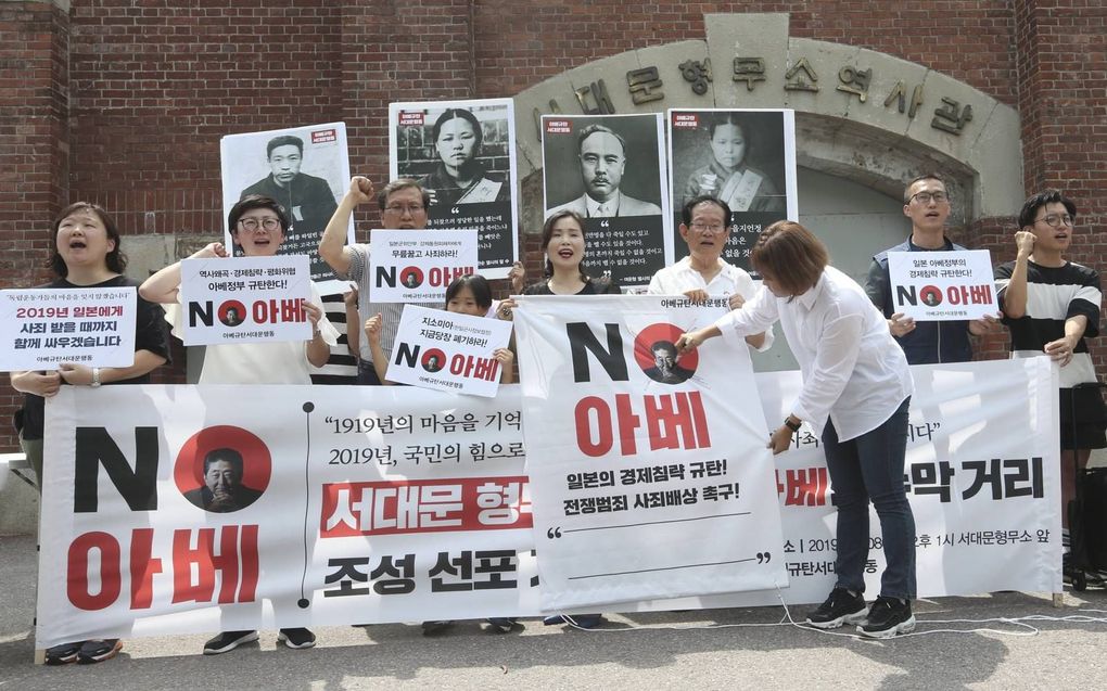 Demonstranten protesteren tegen de Japanse regering in de Zuid-Koreaanse hoofdstad Seoul. beeld EPA, Kim Chul-soo