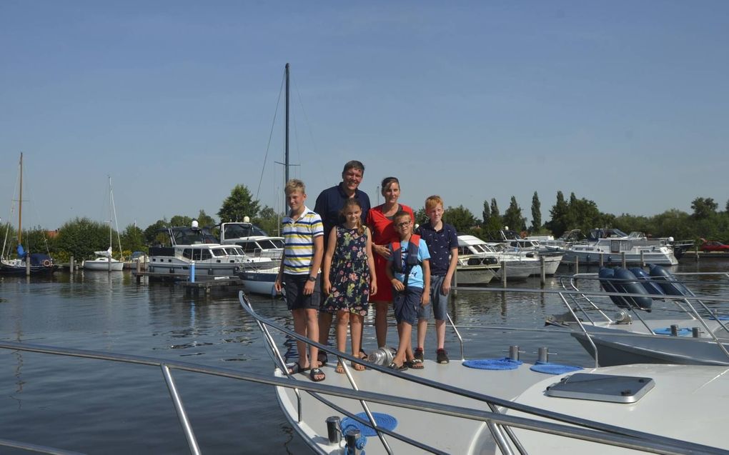 Rutger en Christina Kooij met hun kinderen Evert-Jan, Corrie-Anna, David en Gijsbert (v.l.n.r.) op het jacht van vrienden tijdens hun vakantie in Nederland. ​ beeld familie Kooij