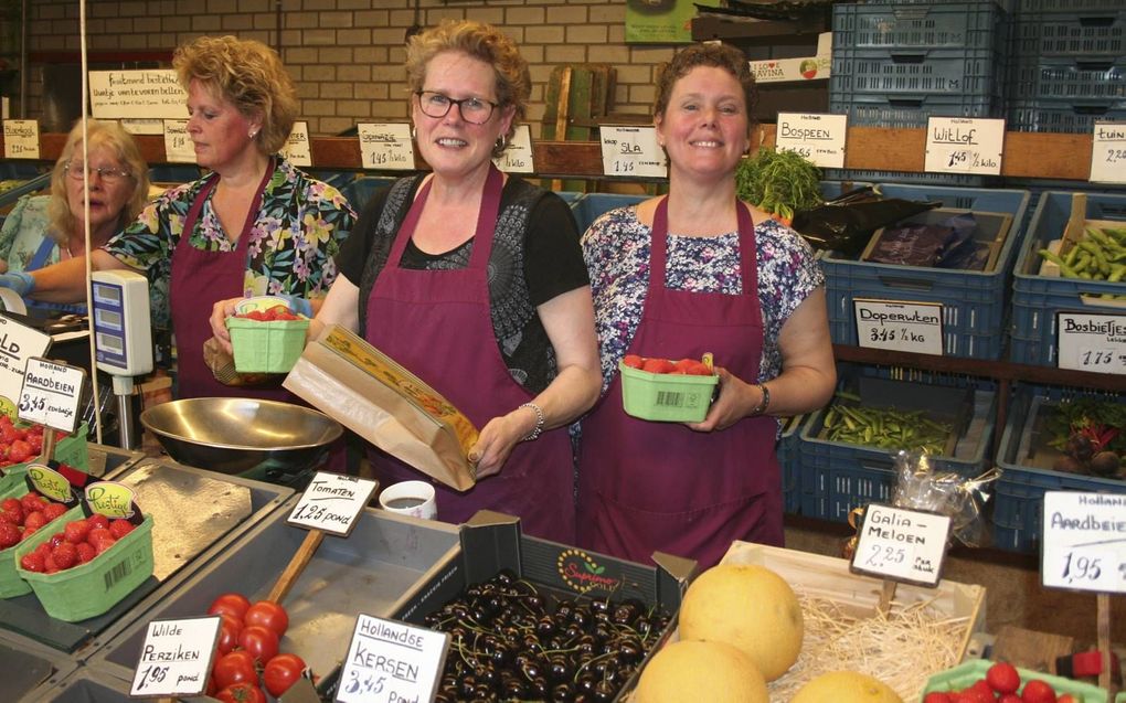 De familie Den Hartog uit Schoonrewoerd stopte vorige week met de Fruitschuur. Er zijn steeds minder winkels waar mensen in de Utrechtse plaats hun boodschappen kunnen doen. beeld André Bijl