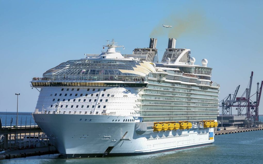 Symphony of the Seas –het grootste cruiseschip ter wereld– stoomt de haven van Barcelona binnen in juli 2018. beeld iStock