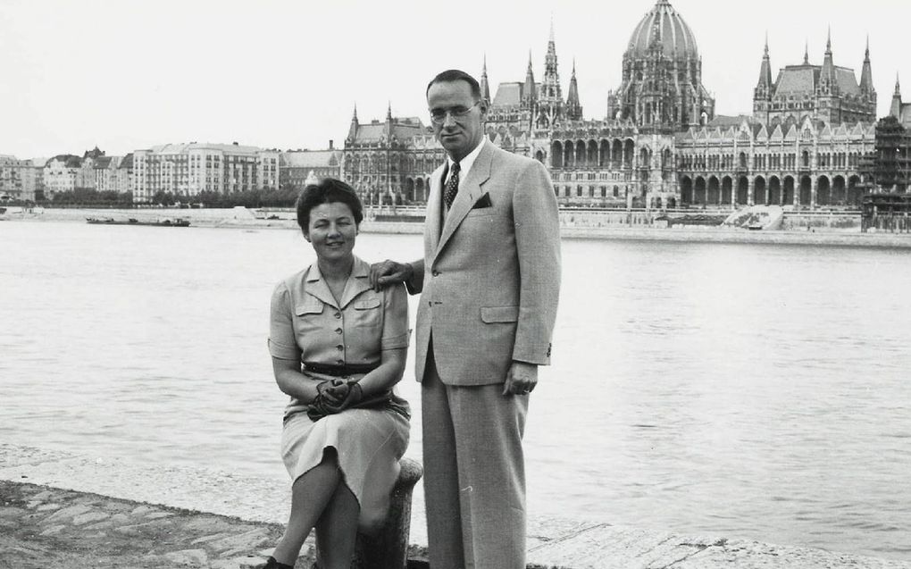 Carl Lutz samen met zijn vrouw Gertrud in Boedapest aan de oever van de Donau. beeld SRF
