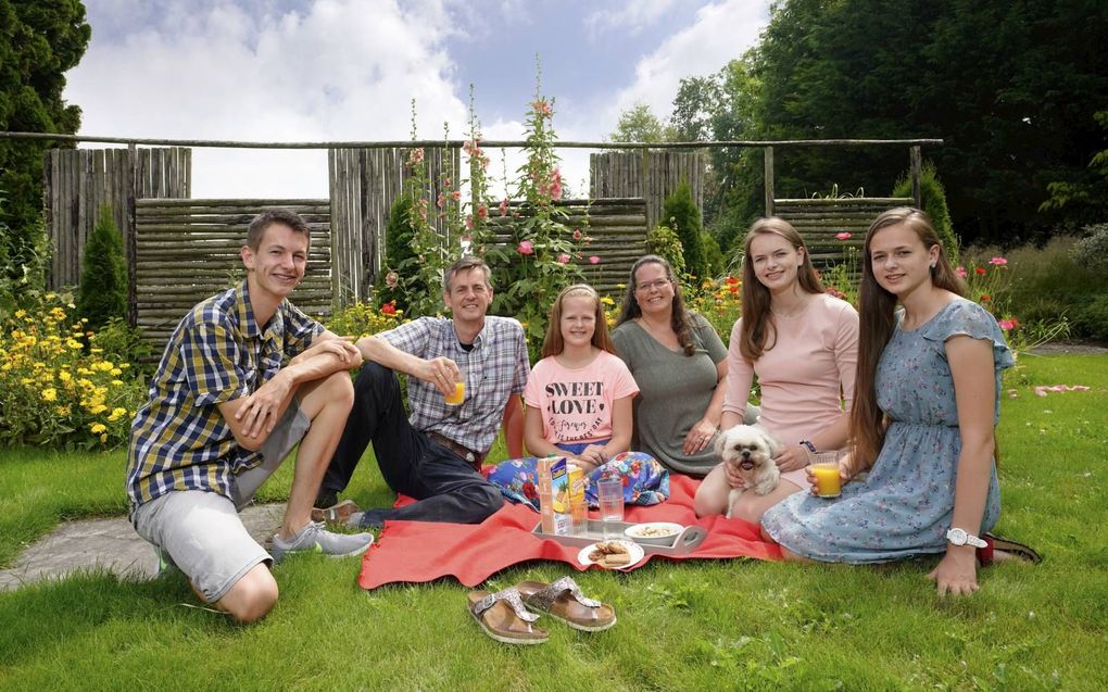 In Hongarije spreekt de familie Keuter in gezinsverband het Urkse dialect. Verder beheersen ze Hongaars en Engels. beeld Ruud Ploeg