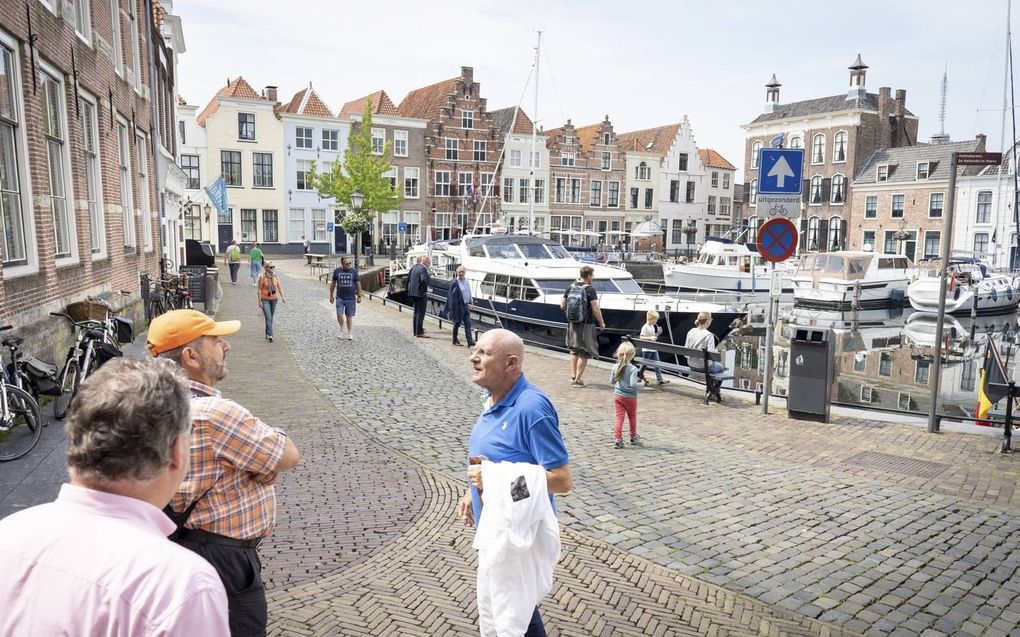 Gids Bakker bij de haven van Goes die midden in de stad ligt.  beeld Niek Stam