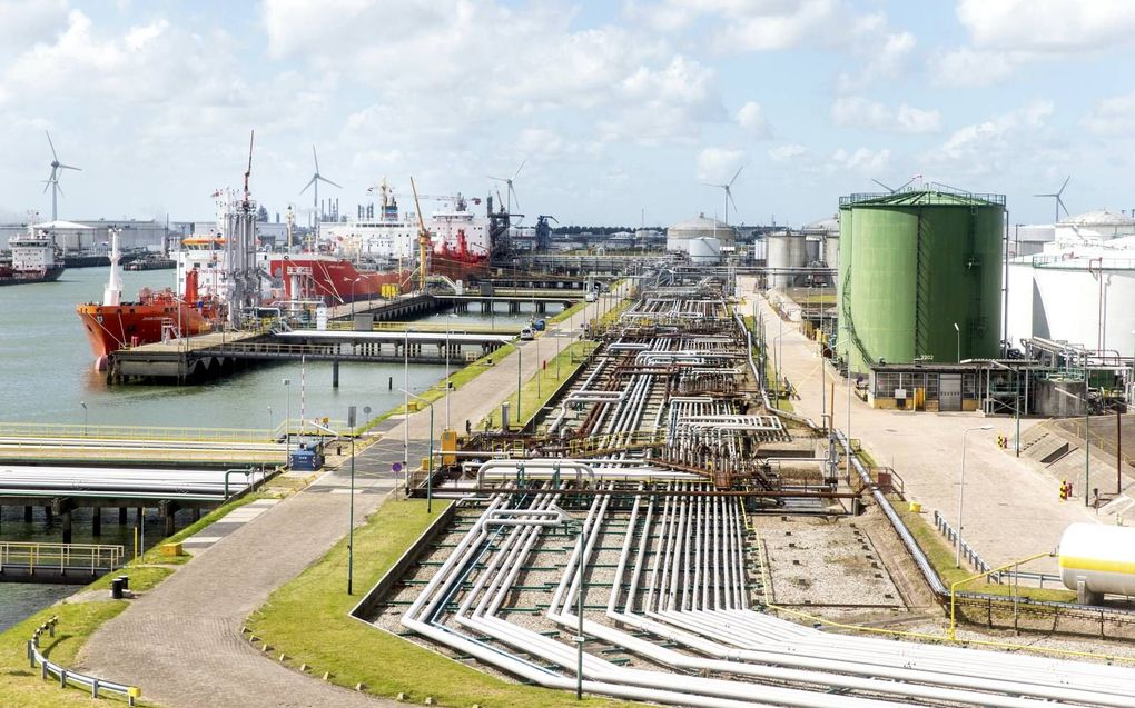 De invloed van een vrijemarkteconomie op de milieuprestaties van een bedrijf hangt af van de moraal van het bedrijf. Foto: Rotterdamse haven. beeld ANP, Jerry Lampen
