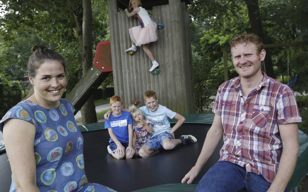 Marleen, Sem, Giulia, Evalynn (bij in het speelhuisje), Gideon en Geerten Wassink (v.l.n.r.) vieren vakantie in Nederland. De meeste tijd gaat naar het bezoeken van familie en vrienden. beeld VidiPhoto