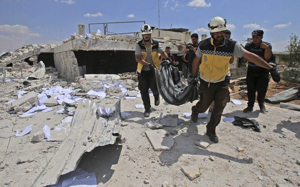 Samen met de Russen is het Syrische leger bezig steden in de regio Idlib te heroveren. Deze acties gaan vaak samen met zware bombardementen, waarbij veel burgerslachtoffers vallen. Foto: reddingswerkers probeerden woensdag slachtoffers te helpen in Tallma