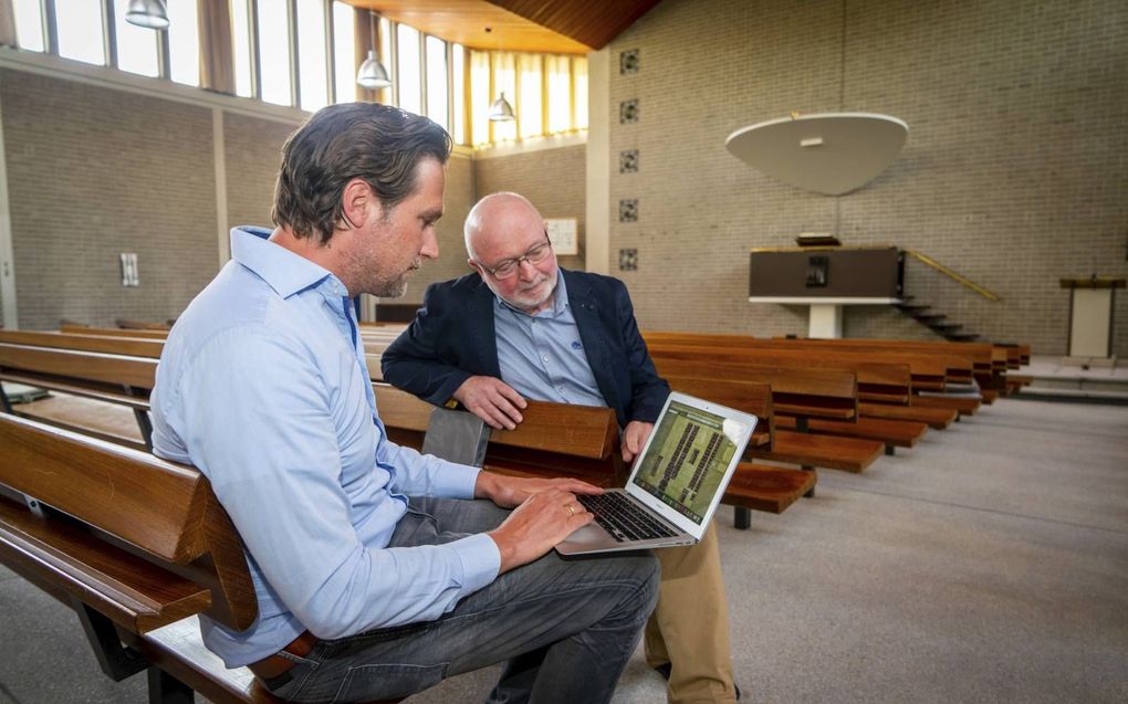 Gerard Schaap (r.) en Joost de Visser van Schaapsound in de Elimkerk in Capelle aan den IJssel-Middelwatering. beeld Cees van der Wal