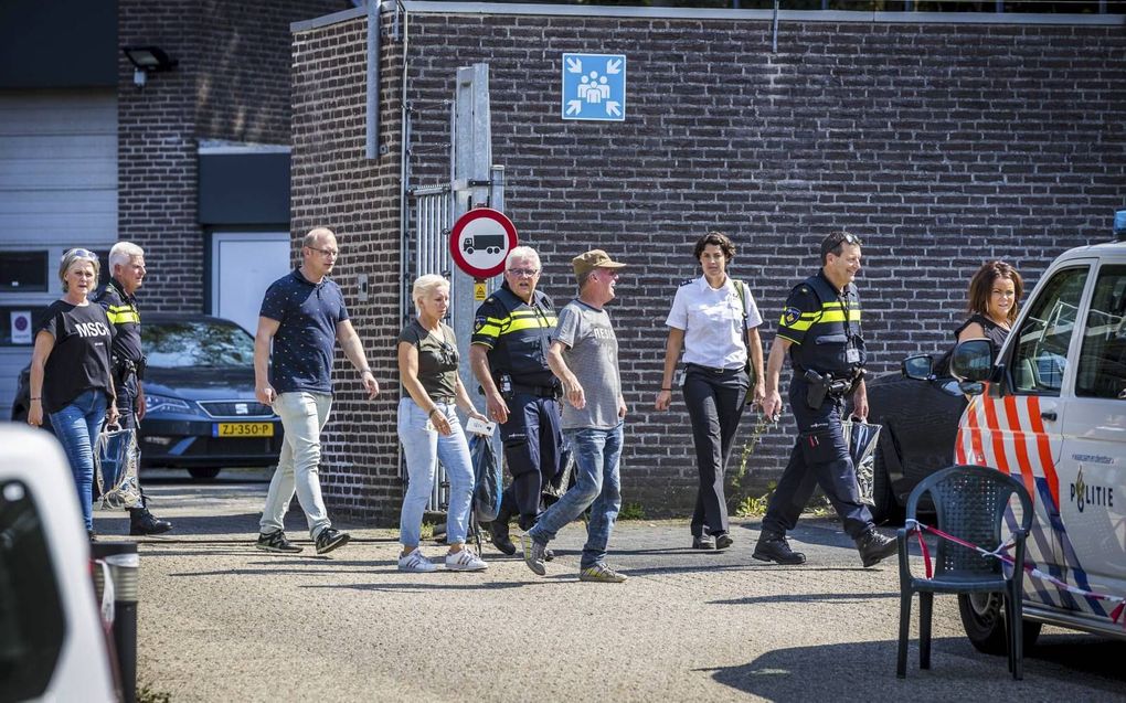 Berthie Verstappen (l.), Peter Verstappen (m.) en Femke Verstappen (r.) verlaten het politieburo in Brunssum na afloop van de schouw in de zaak Nicky Verstappen. De strafzaak tegen Jos B., de man die onder meer wordt verdacht van betrokkenheid bij de dood