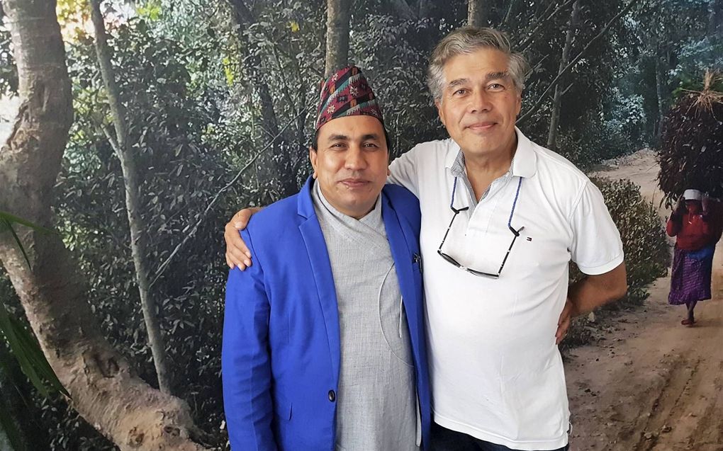 De Nepalese ex-leprapatiënt Amar Timalsina is in Nederland voor een ontmoeting met de Nederlandse chirurg dr. Willem Theuvenet, die hem behandelde en ook hielp bij het terugvinden van een gerespecteerde plaats in de samenleving. beeld Leprazending