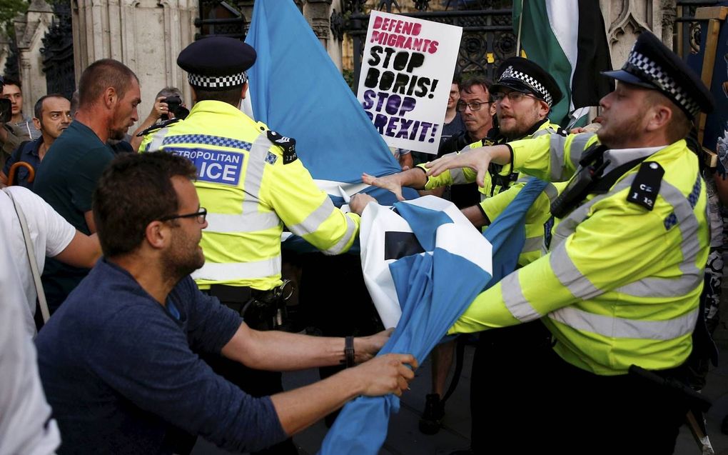 Voor- en tegenstanders van brexit botsten woensdagavond in de buurt van Downingstreet in Londen. De politie moest eraan te pas komen om de groepen uit elkaar te halen. Het besluit van de premier om het parlement op te schorten, lokte veel emotie uit.  bee