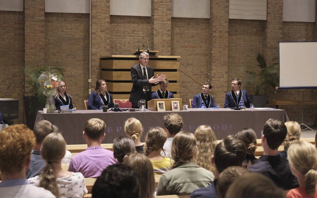 Prof. dr. M. J. Paul spreekt voor studenten van Depositum Custodi. beeld Sjaak Verboom