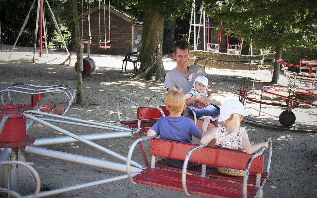 De speeltuin op het Eiland van Nederhemert krijgt na 85 jaar een nieuw beheerdersfamilie.  beeld André Bijl