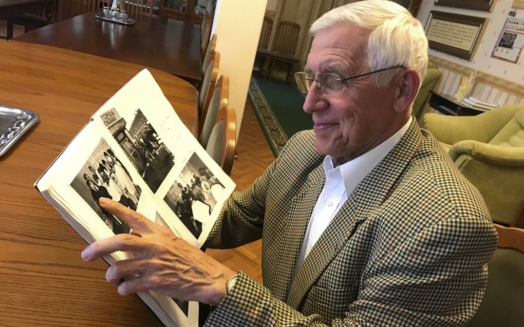 Naprienko kijkt naar een oude foto van hem 30 jaar geleden.  beeld RD