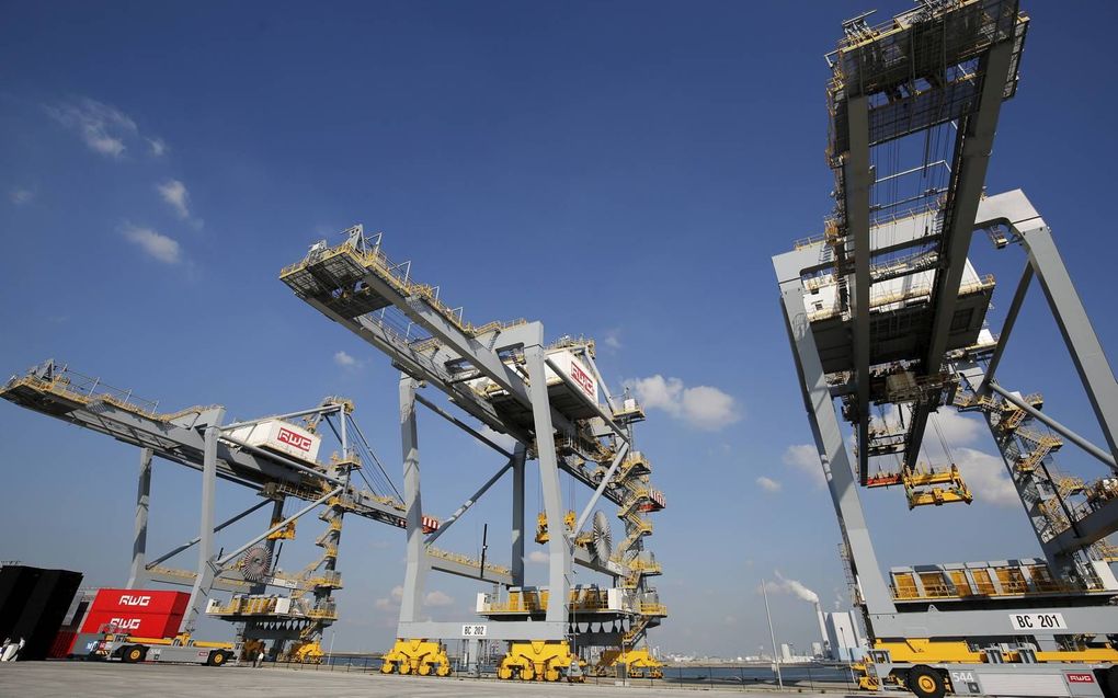 De Rotterdamse haven behoort tot de vitale infrastructuur van Nederland. Twee jaar geleden kwam het containertransport via haven, snelweg en spoor deels stil te liggen door een digitale aanval.  beeld ANP, Bas Czerwinski