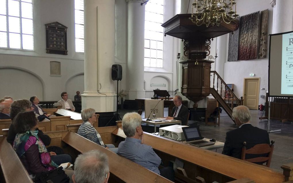 Prof. dr. Anton Vernooij liet zaterdag in Wijk bij Duurstede (Dorestad) horen wat Bonifatius in de achtste eeuw heeft gezongen. beeld RD