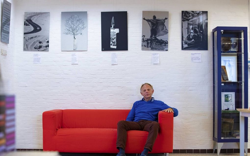 Ds. Gerhard Heeringa houdt de komende tijd enkele malen spreekuur in de bieb van Swifterbant. „Ons werkveld omvat de gehele wereld.” beeld Freddy Schinkel