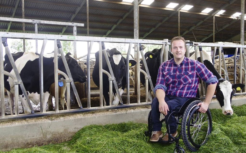 Leendert van Gilst bij melkveehouderij Vermue in Kapelle, een klant van Van Gilst. beeld Van Scheyen Fotografie