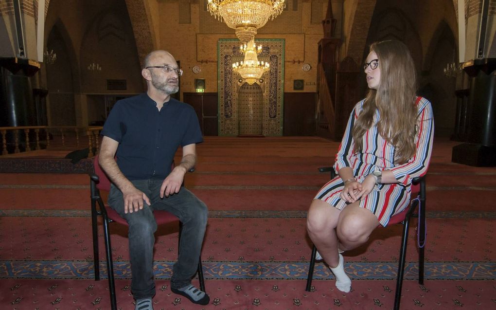 Mehmet Yamali en Andréa Koekoek in de Fatih-moskee in Amsterdam. In een uitvoerige mailwisseling bevroegen ze elkaar op wat ze geloven en hoe ze tegen elkaars godsdienst aankijken. beeld Ronald Bakker