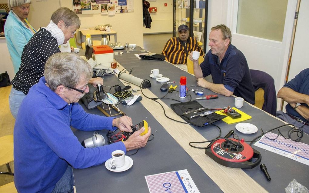 In het repaircafé in Wapenveld proberen vrijwilligers apparaten weer op gang te krijgen. In de hoop dat de gebruiksvoorwerpen niet tussen het afval verdwijnen. beeld Hans-Lukas Zuurman