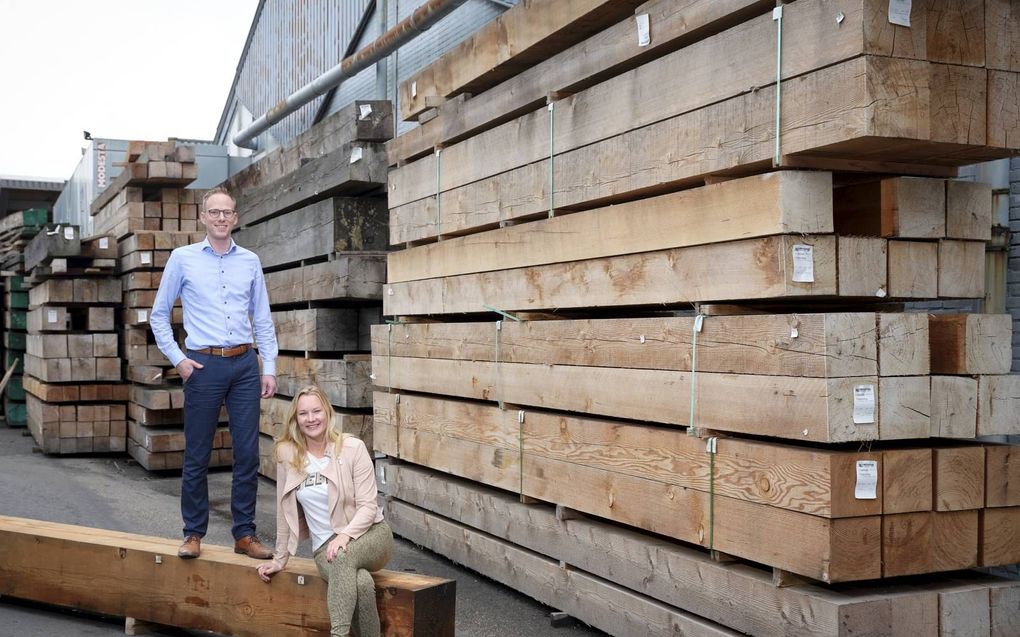 Bram Poot en zijn zus Annelies Hilgers-Poot leiden samen met hun vader Sjaak en achterneef Remco houthandel Houtex in Waddinxveen. beeld Sjaak Verboom