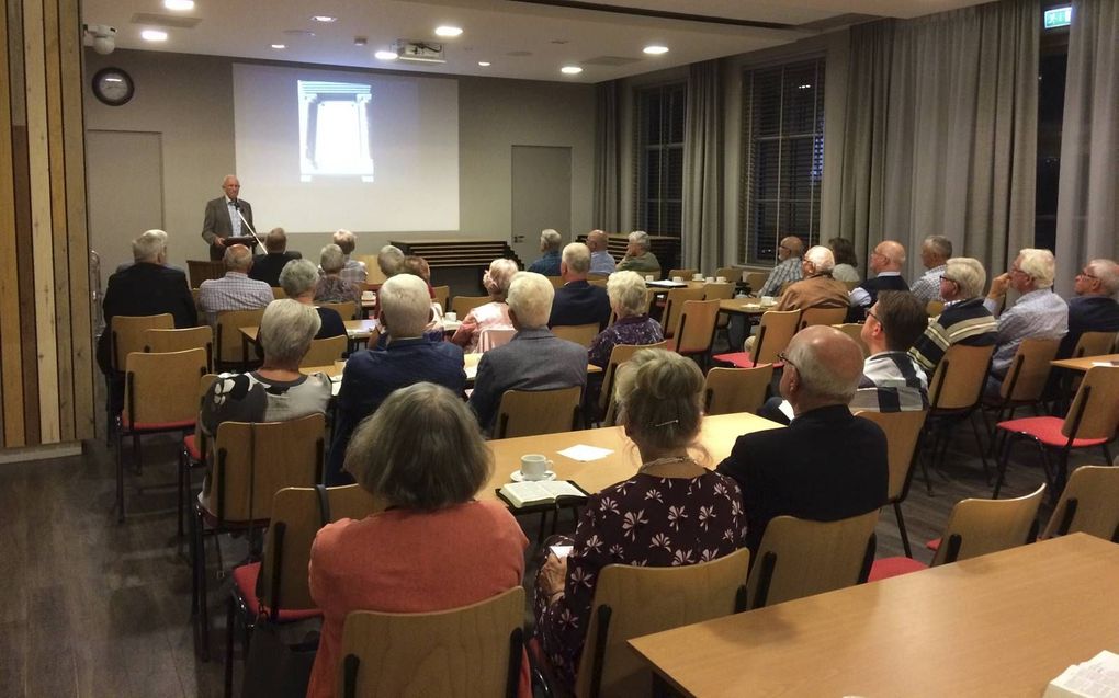 Kees van Walsem sprak maandagavond in Middelharnis over Anastasius Veluanus, de pastoor van Garderen. beeld RD