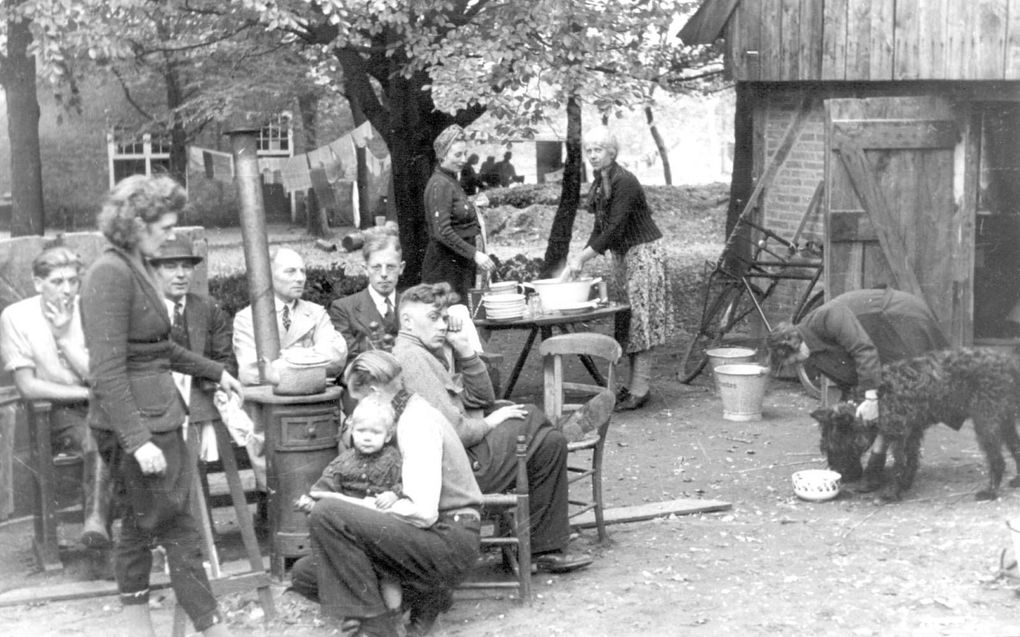 Arnhemmers die gedwongen werden hun huis te verlaten vonden tijdelijk onderdak in het Openluchtmuseum. beeld P. J. de Booys