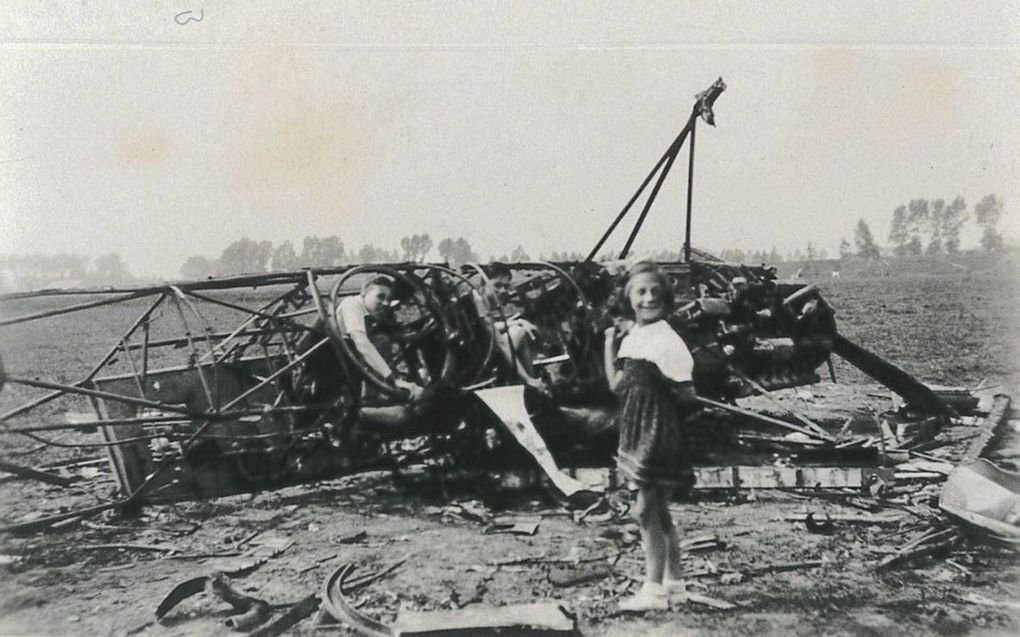 Een Fokker C-5 maakte op 12 mei 1940 een noodlanding bij Echteld. De bemanning overleefde. De toen 10-jarige Gé van Ommeren, nu G. H. van het Veld-van Ommeren, poseerde bij het wrak. beeld 4/5 mei-comités Neder-Betuwe