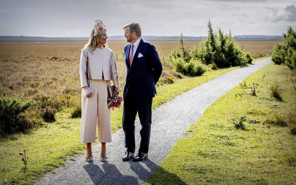 Koning Willem-Alexander en koningin Máxima op het Dwingelderveld. Het natuurgebied was een van de stops tijdens het streekbezoek van het koningspaar aan Zuidwest-Drenthe. beeld ANP, Robin Utrecht