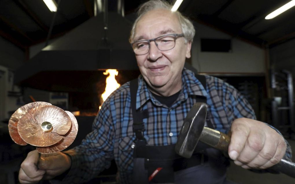 Cees Pronk uit Andelst is een project gestart waarbij scholieren koperen herdenkingsklaprozen kunnen vervaardigen. Ze plaatsen hun zelfgefabiceerde kunstwerken bij graven van omgekomen Airborne-militairen.  beeld VidiPhoto