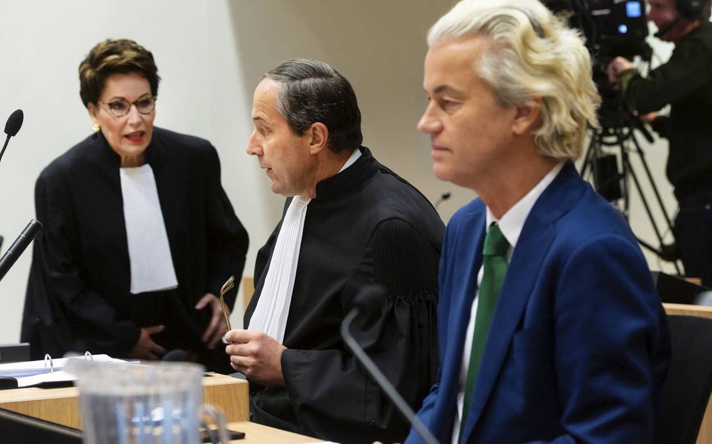 Het proces Wilders toont aan dat regering en Openbaar Ministerie te tegenstrijdige belangen kunnen hebben om goed te kunnen functioneren. Foto: PVV-leider Geert Wilders in de rechtbank van Schiphol tijdens het minder-Marokkanen-proces tegen Wilders, begin