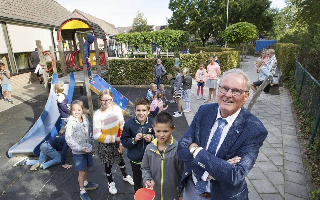 Directeur J. Karens neemt vrijdag afscheid van de Eben-Haëzerschool in Rhenen, na ruim 44 jaar. „De keuze voor een reformatorische school is niet langer vanzelfsprekend. Dat is niet positief.” beeld RD, Anton Dommerholt